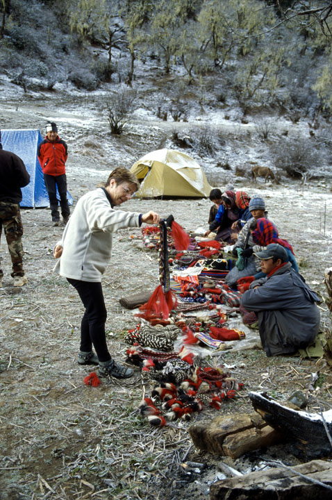 b_420m trek5.jpg - Bhoutan - vallée de Thimphu, temple de Changangkha dès 6h du matin, avant même que la plupart se soient levés, des villageoises voisines sont venues s'installer pour proposer de l'artisanat local : mais les prix sont à la hauteur de l'altitude (3815m)